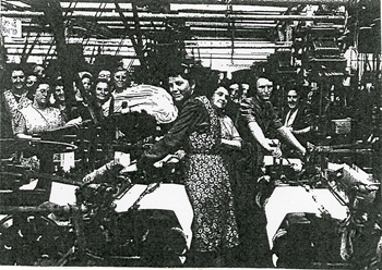 20 Weavers at Hatton Lee Mill 1930s on.jpg