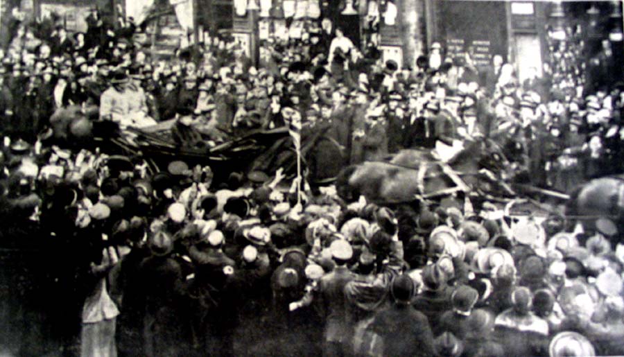 The King and queen on their way to St Pauls.jpg