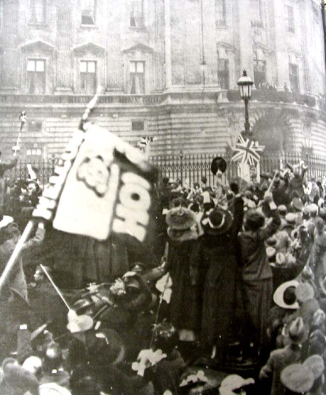 scene outside bukingham Palace.jpg