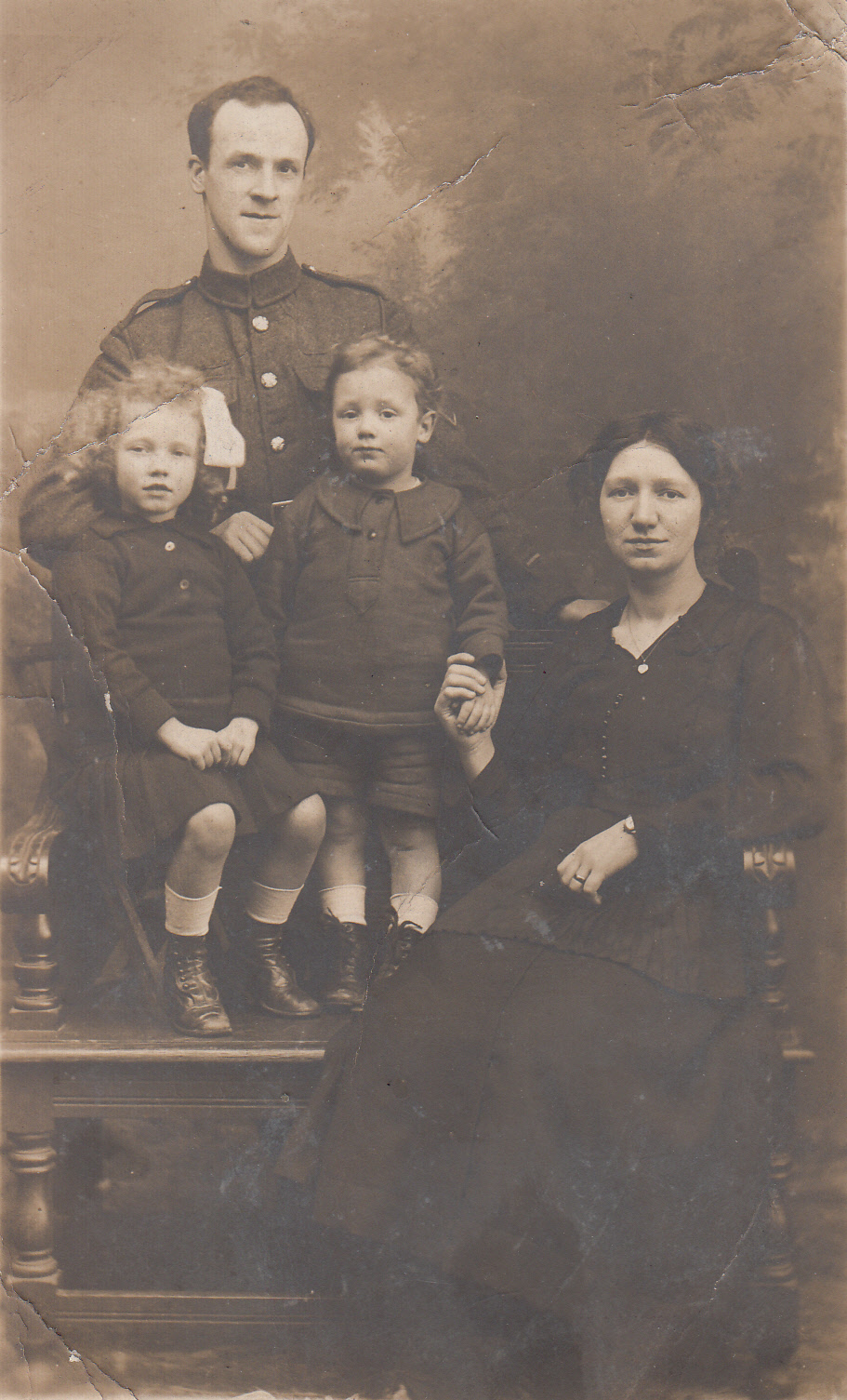 Thomas Milton Barlow ASC and family Gertrude Fred Millicent_0001.jpg
