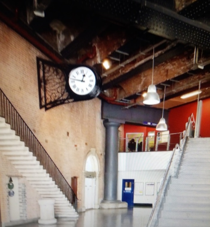 clock on platform 3.jpg