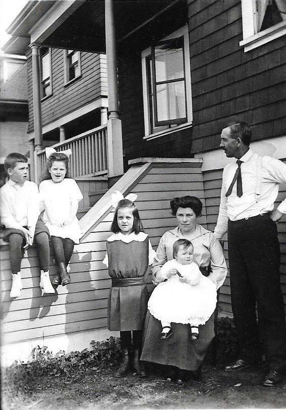 John Hacking and family in Vancouver 1917.jpg